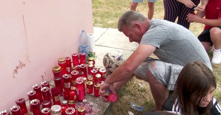Altar de candele aprinse langa zidul unde si-a gasit sfarsitul Denis, tanarul fotbalist din Buzau FOTO