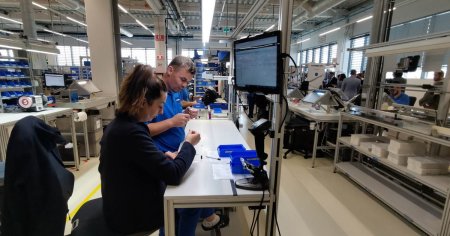 Singura fabrica din Romania producatoare de seringi microlitrice. Americanii mai investesc 30 de milioane de euro VIDEO
