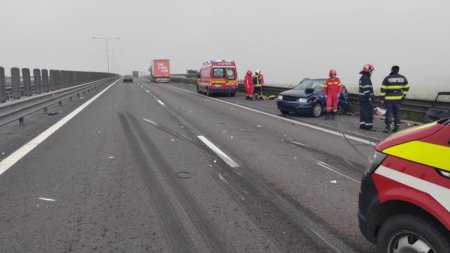 Masina oprita pe banda unu a autostrazii, lovita in plin de un TIR, langa Sibiu. O femeie a ajuns la spital in stare grava
