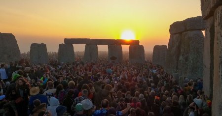 Imagini impresionante cu mii de oameni care au intampinat solstitiul de vara la <span style='background:#EDF514'>STONEHENGE</span>: Mi-a depasit asteptarile FOTO VIDEO