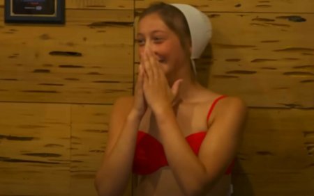 O femeie <span style='background:#EDF514'>AMISH</span> a izbucnit in lacrimi cand a probat pentru prima data un costum de baie. Tanara a ales un bikini rosu | VIDEO