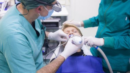 Cum au ajuns doi medici dentisti romani victime din cauza <span style='background:#EDF514'>NATIONALITATI</span>i, in Franta