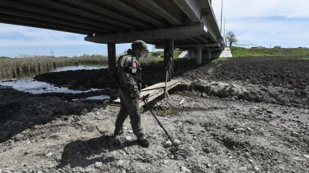 Ucraina a lovit un pod care leaga Herson de Crimeea 