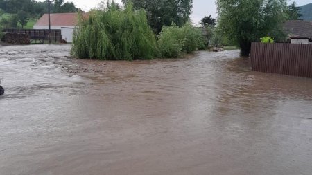 Vijeliile au facut prapad in judetul Sibiu. Zeci de gospodarii au fost afectate in urma inundatiilor
