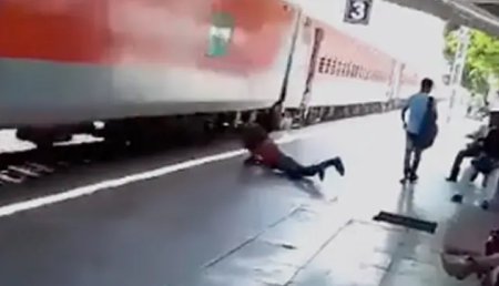 Un pasager cazut dintr-un tren care rula cu 110 km/h a scapat miraculos, in India – VIDEO