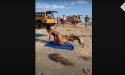 Momentul in care un caine dingo musca o turista care facea plaja in Australia. Animalul a fost ulterior 
