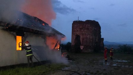 Incendiu puternic, provocat de un fulger, la un schit din Neamt. A ars capela si mai multe icoane