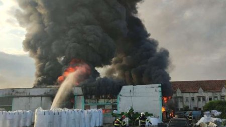 Incendiu urias in Satu Mare la un depozit de mase plastic