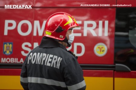 Incendiu puternic la un depozit de <span style='background:#EDF514'>MASE PLASTICE</span> din judetul Satu Mare