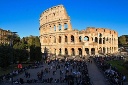 VIDEO Un turist care si-a scrijelit numele pe Colosseum risca pana la 5 ani de inchisoare