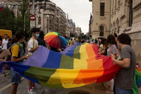 Doar 9% dintre romani se identifica drept LGBT+