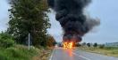 Un autobuz a ars ca o torta pe un drum din Neamt. Pasagerii s-au autoevacuat din <span style='background:#EDF514'>MASINA IN FLACARI</span>