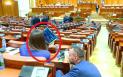 VIDEO. Deputatul Mihai Lasca a varsat o cafea pe fosta lui colega din AUR, Anamaria <span style='background:#EDF514'>GAVRILA</span>