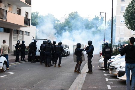 Cazul tanarului ucis de politisti infurie Franta. Macron spune ca moartea e imp<span style='background:#EDF514'>ARDON</span>abila, dar cere calm. Mama tanarului vrea un mars al revoltei