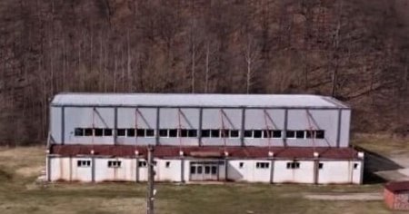 Sala de sport construita de Guvern, abandonata pentru ca se afla in afara localitatii. Primaria, obligata sa plateasca chirie pe teren VIDEO