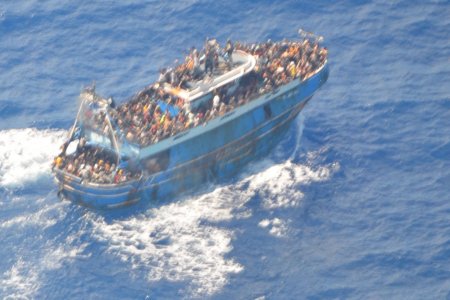 Supravietuitorii tragediei din Mediterana spun ca franghia <span style='background:#EDF514'>ARUNCATA</span> de garda de coasta a Greciei a provocat naufragiul navei cu migranti