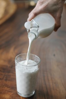 INS: Productia de lapte de vaca in Romania a scazut usor anul trecut, la 39 milioane hectolitri. In Romania s-au produs anul trecut 6 milioane de oua