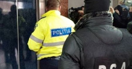 Agent de politie prins de colegii lui cand lua mita 500 de euro. Ce a promis in schimbul banilor