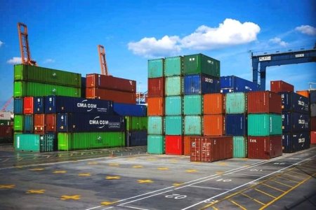 Doua containere cu bunuri contrafacute sosite din China, retinute in <span style='background:#EDF514'>VAMA CONSTANTA</span>