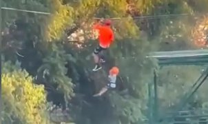 Un copil de 6 ani care se dadea cu tiroliana a cazut in gol de la 12 metri, intr-un parc de distractii din Mexic. Micutul a fost salvat