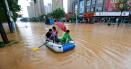 Masini luate de ape si locuitori ramasi izolati, dupa ploile torentiale din China