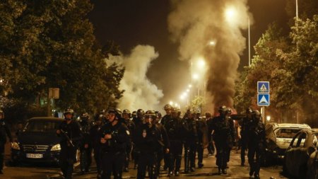 Violente fara precedent la Paris. Masini de politie atacate de protestatari | Guvernul scoate blindatele pe strazi