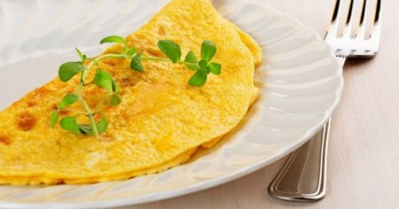 Cum faci omleta perfecta. <span style='background:#EDF514'>JAMIE OLIVER</span> are un truc genial, greseala pe care o face toata lumea cand gateste
