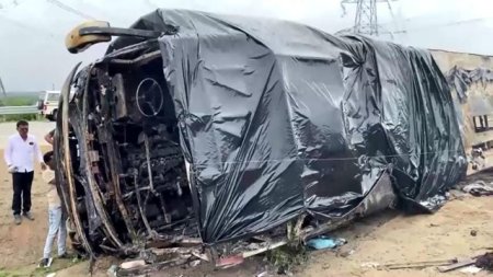 Un autobuz a luat foc pe o autostrada din India. Cel putin 25 de persoane au murit, iar alte 8 au fost ranite