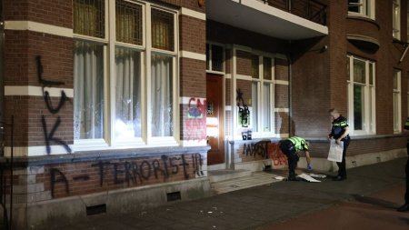 Luka, teroristul!. Geamuri spate si ziduri vandalizate, la ambasada bielorusa de la Haga