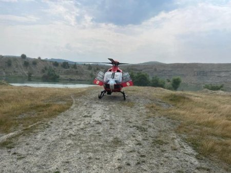 Barbat inecat in lacul Laguna Albastra, salvat cu ajutorul elicopterului SMURD de la <span style='background:#EDF514'>JIBOU</span>