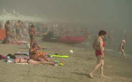 <span style='background:#EDF514'>FENOMEN STRANIU</span> pe litoralul romanesc: Plajele au fost cuprinse de o ceata densa
