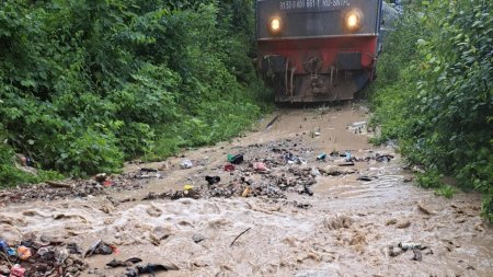 Doua trenuri cu 450 de pasageri blocate de aluviuni la Suceava. Zona s-a aflat timp de o ora sub cod rosu de averse torentiale