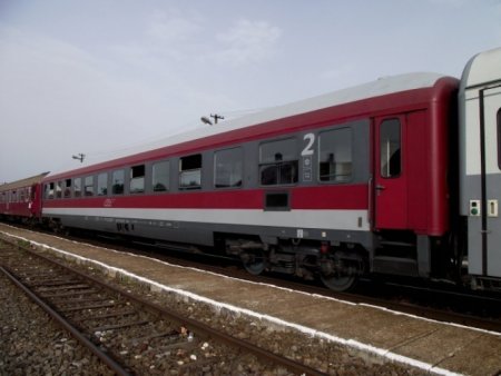 Tren cu sute de calatori, blocat de o <span style='background:#EDF514'>ALUNECARE DE TEREN</span>