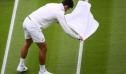 Djokovic merge in turul 3 la Wimbledon dupa un meci in care a incercat sa usuce terenul