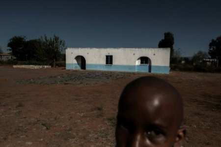Copii se ineaca in latrine rudimentare, in Africa de Sud
