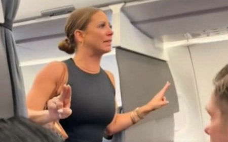 O femeie a inceput sa tipe intr-un avion ca vrea sa coboare, spunand ca unul dintre pasageri nu este real | VIDEO