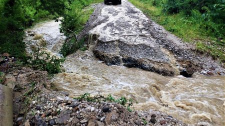 Restrictii de circulatie in Alba si Caras-Severin din cauza ploilor puternice