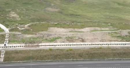 Se surpa pamantul pe Autostrada A10 Sebes-Turda, din nou. Un versant a luat-o la vale in zona Alba Iulia VIDEO