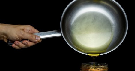 Ce se intampla cand prajim alimentele in ulei: Este destul de nociv, adauga de 3 ori mai multe calorii
