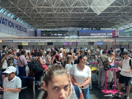 VIDEO. Sute de romani, blocati pe aeroport la Roma, dupa ce Wizz Air a anulat o cursa catre Bucuresti. La <span style='background:#EDF514'>CALL CENTER</span> nici nu stiau ca e anulat