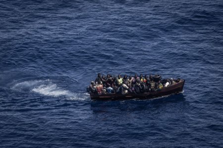 Zeci de migranti care incercau sa ajunga in Europa au fost salvati de o nava ambulanta in largul coastelor Libiei