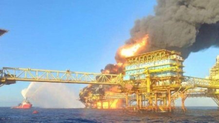 Incendiu urias pe o <span style='background:#EDF514'>PLATFORMA PETROLIERA</span> in Golful Mexic. Cel putin doua persoane au murit
