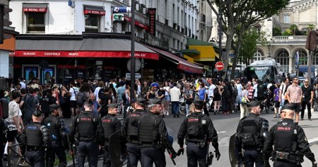 Sute de oameni s-au adunat la Paris pentru a-l onora pe <span style='background:#EDF514'>ADAMA</span> Traoré, un barbat de culoare mort in custodia politiei in 2016