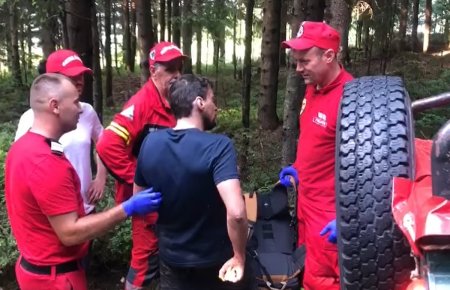 Salvamontistii chemati pe Pietrosul Rodnei sa salveze un turist cu piciorul fracturat l-au gasit pe barbat nevatamat si rupt de beat | VIDEO