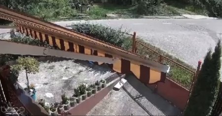 Momentul in care o adolescenta de 15 ani aflata la volanul unei masini de teren a intrat cu viteza prin gardul unei case VIDEO