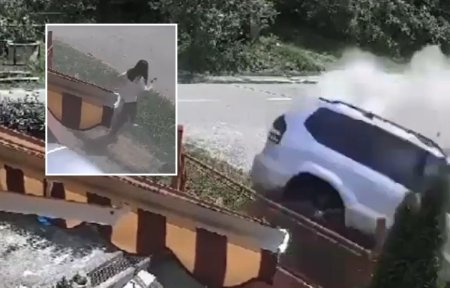 Momentul cand o fata de 15 ani intra cu masina furata de la unchiul ei in beciul unei case, intr-un sat din Gorj | VIDEO