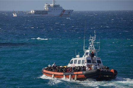 Un nou naufragiu in Mediterana. Un migrant a murit, alti 10 au disparut