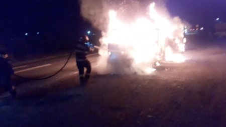 Un microbuz cu opt muncitori a luat foc, in <span style='background:#EDF514'>ZORLENI</span>, judetul Vaslui. Incendiul a distrus complet autovehiculul