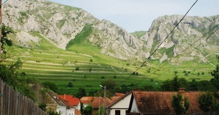 Fenomen spectaculos, in luna iulie, intr-un sat turistic din Transilvania. Cum <span style='background:#EDF514'>RASARE SOARELE</span> de doua ori la Rimetea VIDEO