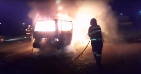 Un microbuz cu calatori a luat foc in mers in judetul Vaslui. A fost mistuit de flacari in doar cateva minute VIDEO